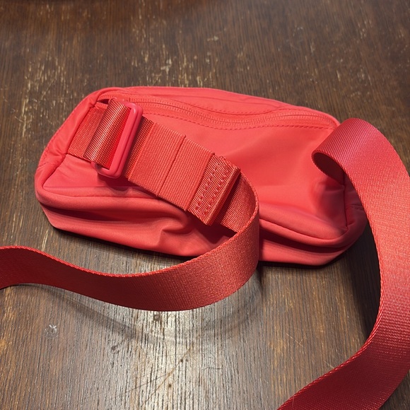 Lululemon everywhere belt bag glaze pink - Picture 4 of 6